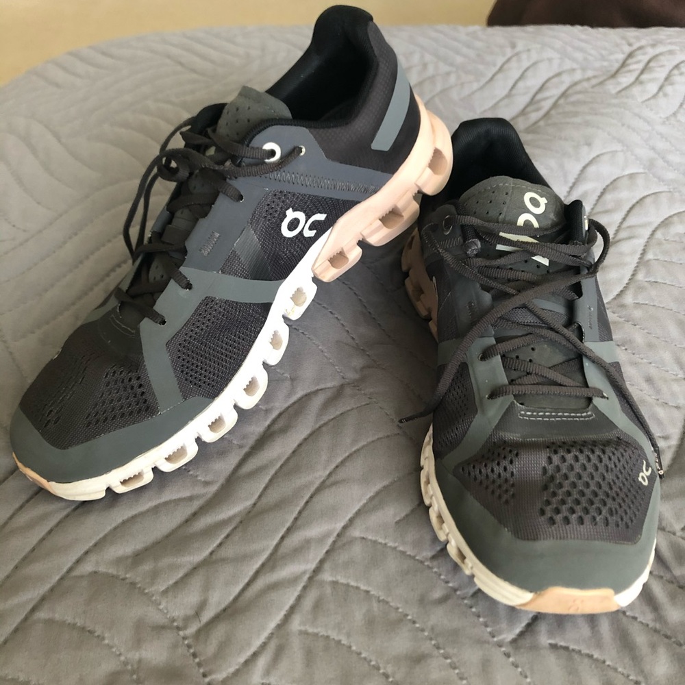 On Cloud shoes women’s size W8 very good condition